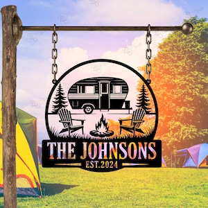 カスタムキャンピングカーファイヤーピットサイン、RVキャンプ場メタルサイン、パーソナライズキャンピングカーサイン、カスタムRVメタルウォールサイン、キャンプファイヤーキャンプデコレーション、