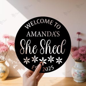 Cartello She Shed personalizzato, cartello in metallo She Shed, cartello in metallo She Shed, decorazioni She Shed, decorazioni floreali personalizzate per capannoni, decorazioni floreali in metallo