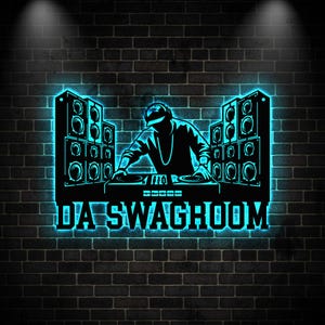 Puede incluir: Un letrero de neón negro y verde azulado que representa la silueta de un DJ con auriculares, tocadiscos y altavoces. El letrero está montado en una pared de ladrillos oscuros e incluye el texto "DA SWAGHOOM".