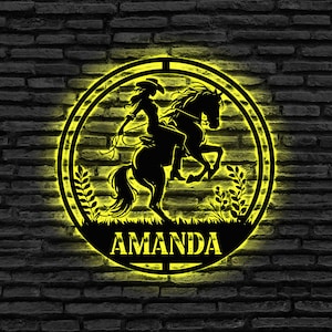 Benutzerdefinierte Cowgirl Metallschild mit LED-Licht, Cowgirl Pferd Namensschild, Reiten Wanddekor, Cowgirl Liebhaber Geschenk, Reiten Dekor