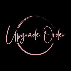 Op de afbeelding: De woorden "Upgrade Order" in een roze cursief lettertype staan centraal op een zwarte achtergrond. Een roze, halfronde penseelstreek omlijst de tekst en voegt een decoratief element toe. De algehele esthetiek is eenvoudig en elegant.