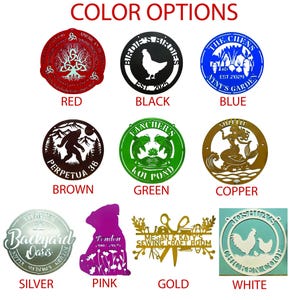 Pu&ograve; includere: Una collezione di insegne in metallo in vari colori, tra cui rosso, nero, blu, marrone, verde, rame, argento, rosa, oro e bianco. Ogni insegna presenta design unici, come un albero, un pollo, verdure, una sirena e un cane.
