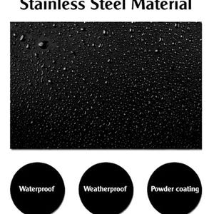 Pu&ograve; includere: Immagine di una superficie nera, strutturata con goccioline d'acqua, con la scritta "Stainless Steel Material". Sotto, tre cerchi neri con testo bianco: "Waterproof", "Weatherproof" e "Powder coating".