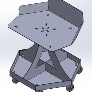 Può includere: Un carrello rotabile in metallo grigio con una base esagonale e una piattaforma superiore circolare. Il carrello ha quattro ruote e tre ripiani per lo stoccaggio.