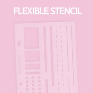 Puede incluir: Un esténcil flexible blanco con varias formas y líneas de puntos, diseñado para adaptarse a carpetas mini y signature. El texto "FLEXIBLE STENCIL" está en la parte superior. La parte inferior del esténcil tiene el texto "sized and punched to fit in our mini and signature binders."