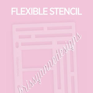 Pode incluir: Um estêncil flexível branco com recortes retangulares e lineares, sobre um fundo rosa claro. O texto "FLEXIBLE STENCIL" está no topo. O estêncil é dimensionado e perfurado para caber em mini e pastas de assinatura.