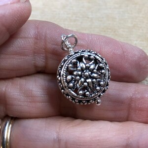 Colgante de plata con forma de jaula adornada, dije, colgante, D0210