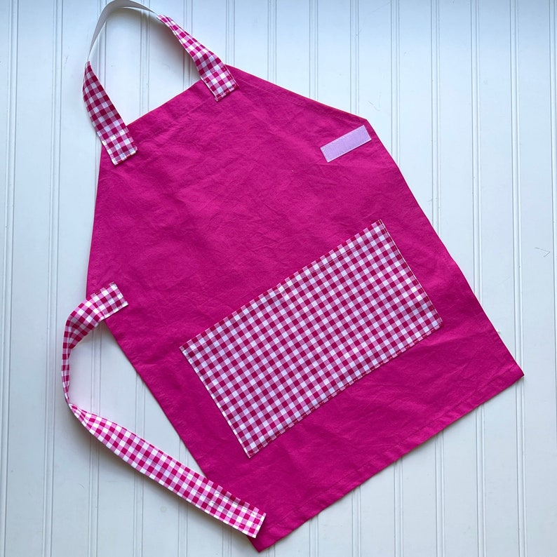 Grembiuli personalizzati per bambini Genere neutro Nome ricamato, Monogramma, Scuola materna, Grembiule per bambini, Regalo di compleanno, Montessori, Cesto di Pasqua Hot Pink Gingham