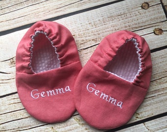 Personalized Infant Crib Shoes - Your Choice of 20 Colors - Baby Boy, Baby Girl, Shower Gift, Welcome Baby, Slippers