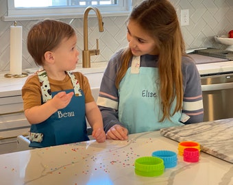 Personalisierte Kinder Koch Schürzen - Mädchen Favoriten - gestickter Name, Monogramm, Kleinkind Kittel, Weihnachten, Kindergeburtstag, Kinder Chanukka Geschenk