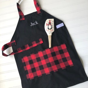 Grembiuli personalizzati per bambini Genere neutro Nome ricamato, Monogramma, Scuola materna, Grembiule per bambini, Regalo di compleanno, Montessori, Cesto di Pasqua Red Buffalo Plaid