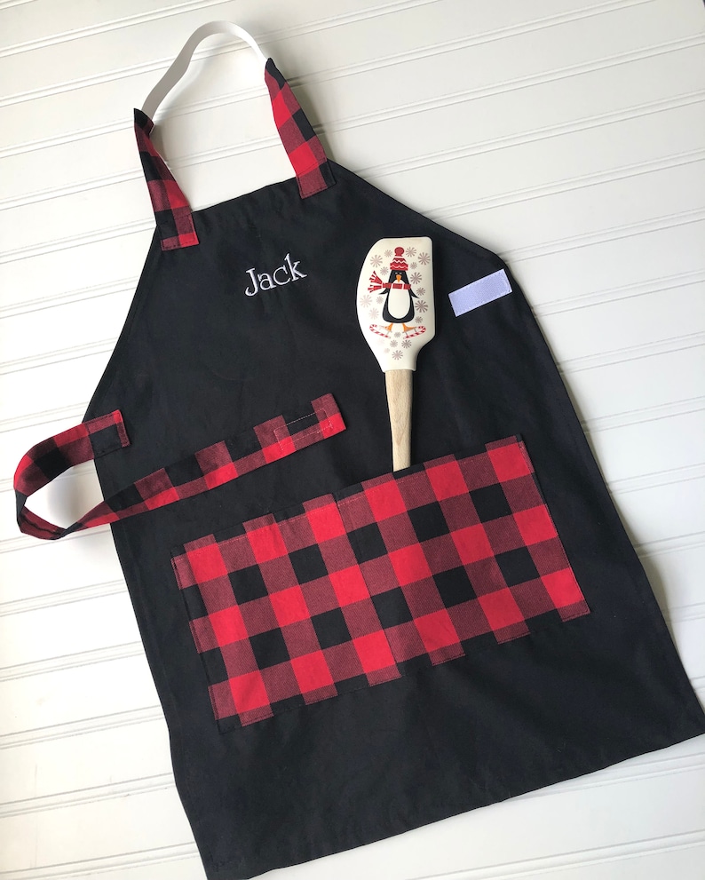 Grembiuli personalizzati per bambini Genere neutro Nome ricamato, Monogramma, Scuola materna, Grembiule per bambini, Regalo di compleanno, Montessori, Cesto di Pasqua Red Buffalo Plaid