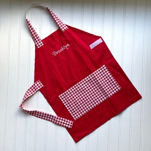 Grembiuli personalizzati per bambini Genere neutro Nome ricamato, Monogramma, Scuola materna, Grembiule per bambini, Regalo di compleanno, Montessori, Cesto di Pasqua Red Gingham