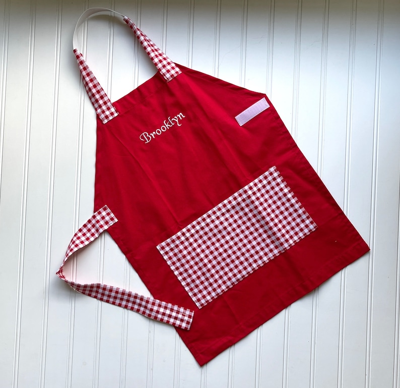 Grembiuli personalizzati per bambini Genere neutro Nome ricamato, Monogramma, Scuola materna, Grembiule per bambini, Regalo di compleanno, Montessori, Cesto di Pasqua Red Gingham