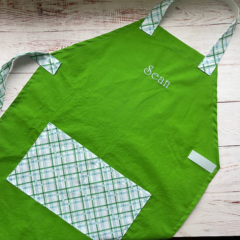 Grembiuli personalizzati per bambini Genere neutro Nome ricamato, Monogramma, Scuola materna, Grembiule per bambini, Regalo di compleanno, Montessori, Cesto di Pasqua Green Plaid