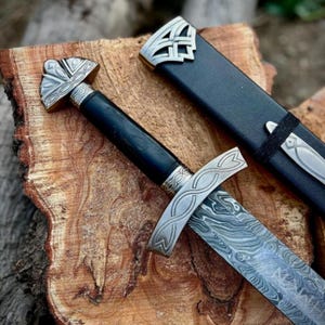 Handgeschmiedetes Damast-Wikingerschwert mit Lederscheide als Geschenk für Trauzeugen oder für Ihn