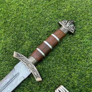 Handmade Damascus Steel Viking Sword – Sharp Forged Medieval Blade with Leather Sheath – Norse Style Collectible Gift for Him