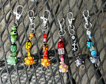 Llaveros, aretes y adornos para teléfono con temática de mariquita hechos a mano: arte de mariquita con cuentas de vidrio.