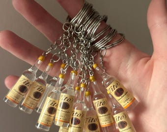 Portachiavi o orecchini fatti a mano a forma di bottiglia di Tito's White Claw, regalo ideale per gli amanti delle bevande.