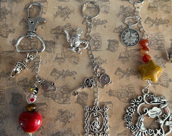 Llaveros con temática de Alicia en el País de las Maravillas: Conejo Blanco, Tetera y Reloj