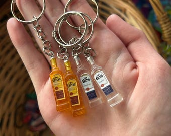 Aretes y llaveros de mini botellas de tequila - Regalos divertidos - Jose Cuervo