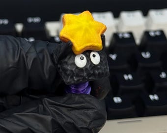 Handbemalte Rußmännchen-Tastenkappe aus Kunstharz mit gelbem Sternenbonbon, individuelle Anime-Tastenkappen für mechanische Tastaturen, Gaming-Geschenk
