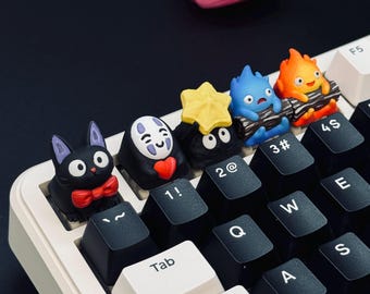Anime Spirit Artisan Tastenkappenset – Feuerdämon, Gesichtsloser Geist, Schwarze Katze & Staubhase – Handgefertigtes Geschenk für Gamer