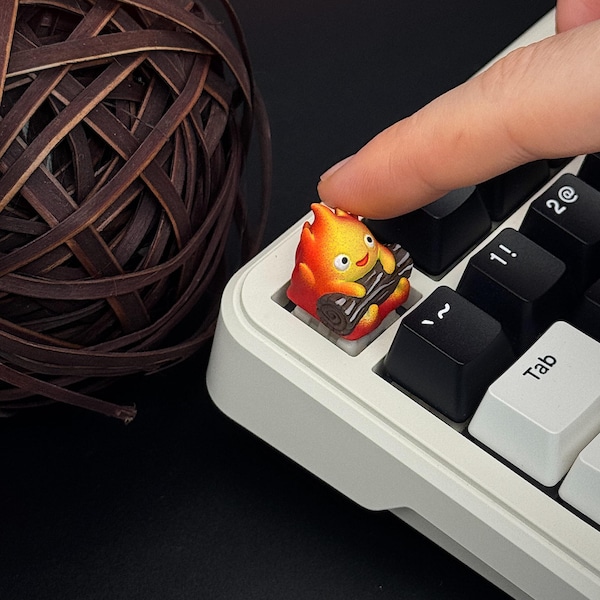 Tecla con diseño de demonio de fuego adorable, tecla Esc artesanal personalizada con espíritu de llama, tecla pintada a mano inspirada en el anime, decoración para escritorio de juegos, regalo para ella o para él.