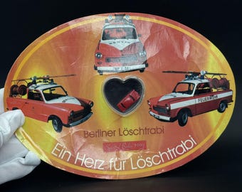 Vintage Trabant Feuerwehr-Schlüsselanhänger: Souvenirkarte der Berliner Feuerwehr (1990-2000)