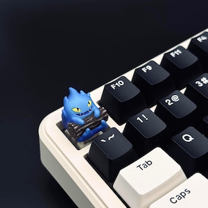 Copritasto Blue Calcifer - Spirito di Fiamma che tiene un Tronco, Copritasto artigianale dipinto a mano per interruttori MX, Regalo anime per giocatori