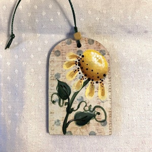 Single Daisy Ornament,Gift tag embellishment,Flower lover,handpainted wood tag,painted Wood,Daisy Gift for her,Flower Gift,garden lover, OFG