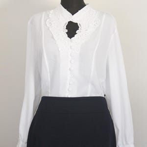 Vintage witte blouse met kanten kraag, victoriaanse jaren 80 top met lange mouwen