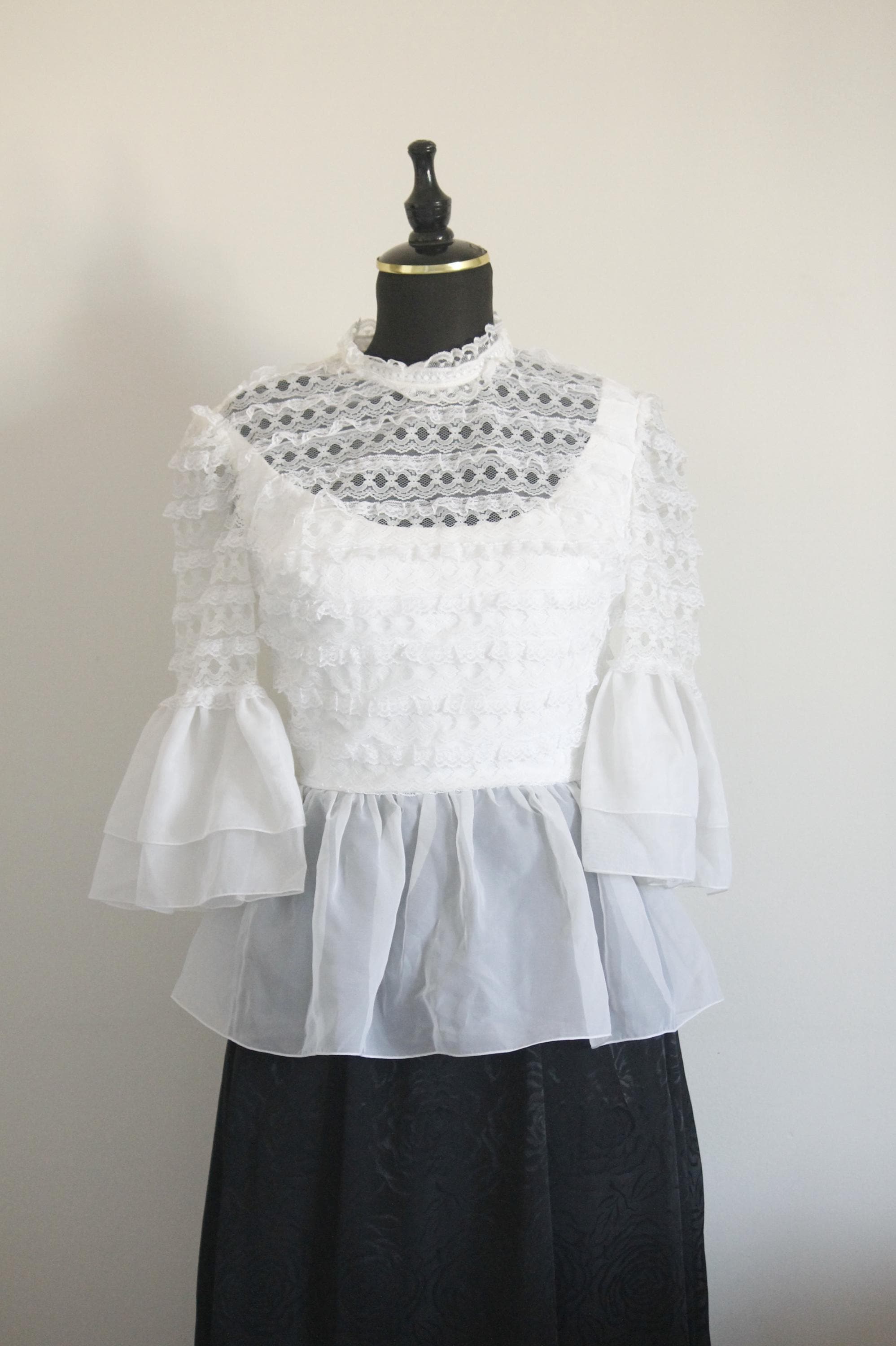 ヴィンテージホワイトレースブラウス、透け感のあるビクトリア朝風