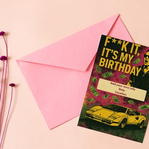 Puede incluir: Un sobre rosa y una tarjeta de cumpleaños con el texto "F**K IT, IT'S MY BIRTHDAY". La tarjeta presenta una caricatura de un hombre, un coche deportivo amarillo y billetes de dólar. Flores moradas a la izquierda.