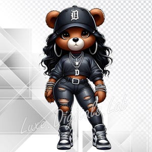 Pu&ograve; includere: Illustrazione di un orsacchiotto marrone con un berretto da baseball nero con una "D" bianca, un top corto nero, jeans strappati e scarpe da ginnastica. L'orso ha lunghi capelli neri, orecchini a cerchio e gioielli d'argento.