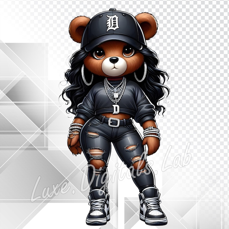Pu&ograve; includere: Illustrazione di un orsacchiotto marrone con un berretto da baseball nero con una "D" bianca, un top corto nero, jeans strappati e scarpe da ginnastica. L'orso ha lunghi capelli neri, orecchini a cerchio e gioielli d'argento.