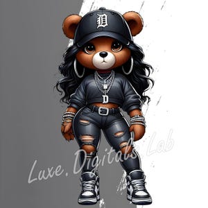 Pu&ograve; includere: Illustrazione di un orsacchiotto marrone con cappellino da baseball nero con una "D" bianca, crop top nero, jeans strappati e scarpe da ginnastica. L'orso &egrave; accessoriato con gioielli argentati e lunghi capelli neri. Sfondo grigio e bianco.