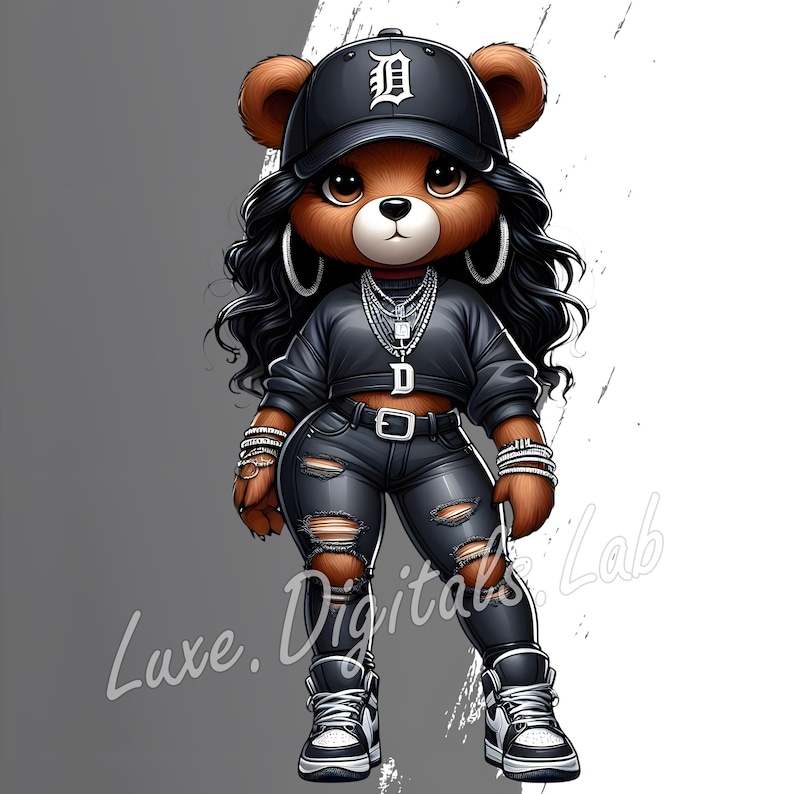 Pu&ograve; includere: Illustrazione di un orsacchiotto marrone con cappellino da baseball nero con una "D" bianca, crop top nero, jeans strappati e scarpe da ginnastica. L'orso &egrave; accessoriato con gioielli argentati e lunghi capelli neri. Sfondo grigio e bianco.