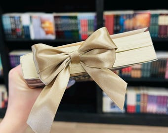 Segnalibro con fiocco in raso e graffetta: regalo per gli amanti dei libri