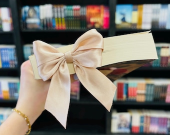 Segnalibro con fiocco in raso e graffetta: regalo per gli amanti dei libri