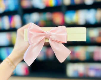 Segnalibro con fiocco in raso rosa: regalo per gli amanti dei libri
