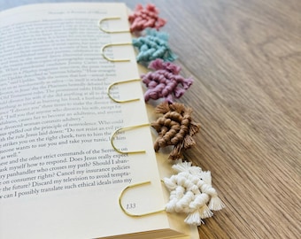 Segnalibro con graffetta in macramè: accessorio per libri in stile bohémien