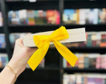 Segnalibro con graffetta e fiocco in raso giallo: regalo alla moda Booktok