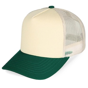 Puede incluir: Una gorra de camionero de color crema con una visera verde y una parte trasera de malla.