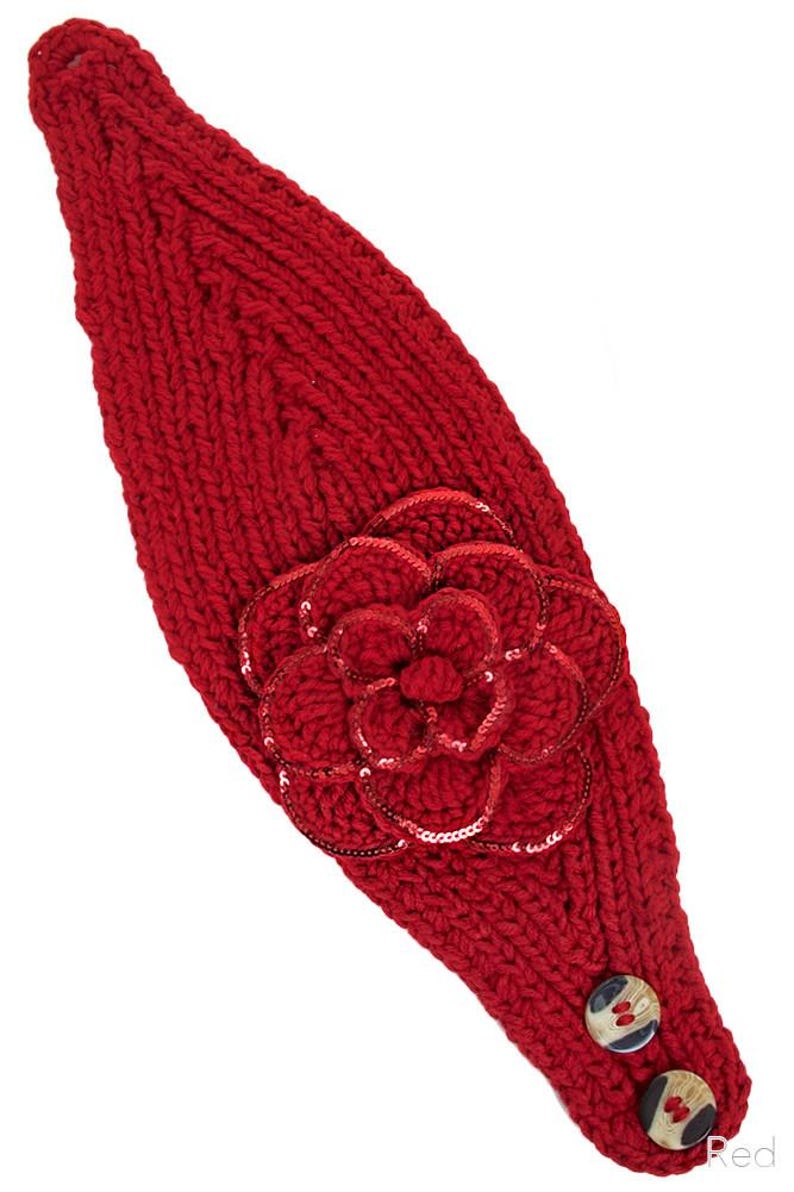 K&ouml;nnte beinhalten: Ein leuchtend rotes Stirnband aus Strick mit einer gro&szlig;en, paillettenbesetzten Blume. Das Stirnband hat ein strukturiertes Strickdesign und ist mit zwei dekorativen Kn&ouml;pfen verziert. Das Wort "Red" ist unten rechts aufgedruckt.