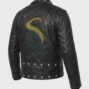Schwarze Bikerjacke aus Used-Leder für Herren – mit Schlangenstickerei auf dem Rücken und Nieten im Vintage-Stil
