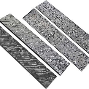 Può includere: Un assortimento di cinque lame di coltello rettangolari in acciaio con superfici uniche e decorate. I motivi variano, mostrando un mix di disegni a vortice, circolari e lineari in tonalità di grigio e nero. Ideali per la fabbricazione di coltelli personalizzati.