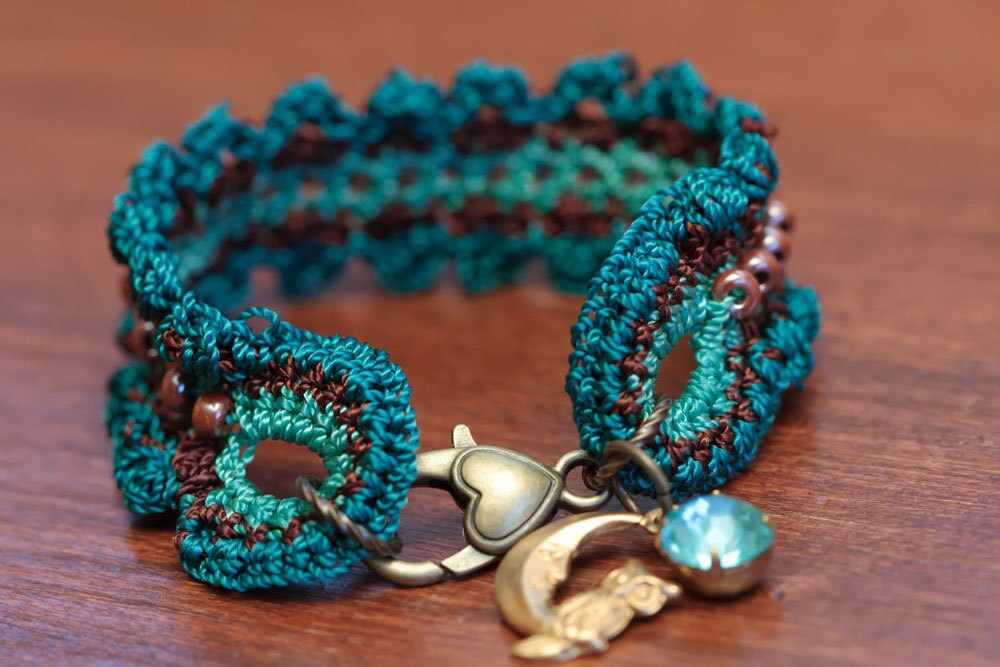 DIY Crochet Seed Bead Friendship Bracelet ¦ The Corner of Craft 