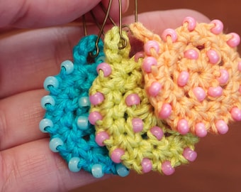 Wzór na szydełkową biżuterię, szydełkowy naszyjnik z koralikami, samouczek na biżuterię z koralików (22)