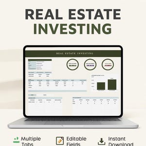 Op de afbeelding: Een laptop met een spreadsheet voor vastgoedbeleggingen. Het scherm toont grafieken, tabellen en financiële gegevens. De woorden "REAL ESTATE INVESTING" staan bovenaan het scherm. De laptop heeft ook de woorden "Multiple Tabs", "Editable Fields" en "Instant Download".